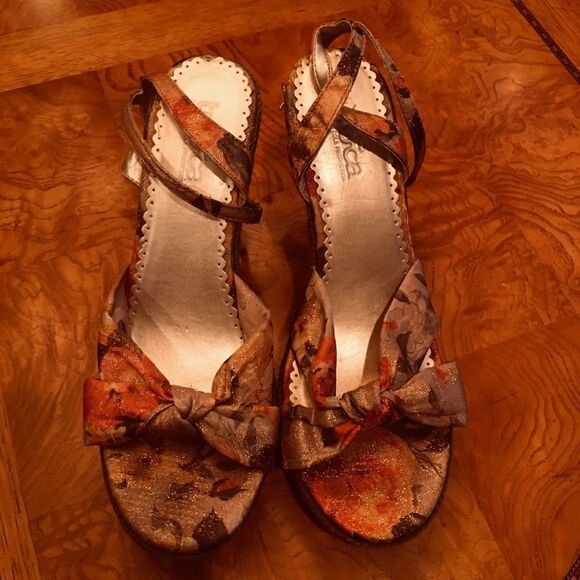 Glossy Beauty Wedges - Picture 1 of 8